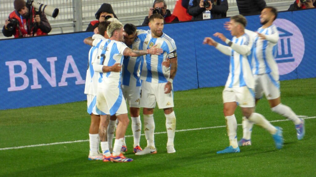 Fútbol masculino: ELIMINATORIAS SUDAMERICANAS | LA SELECCIÓN ARGENTINA VENCIÓ A CHILE EN EL RETORNO DE LA COMPETENCIA