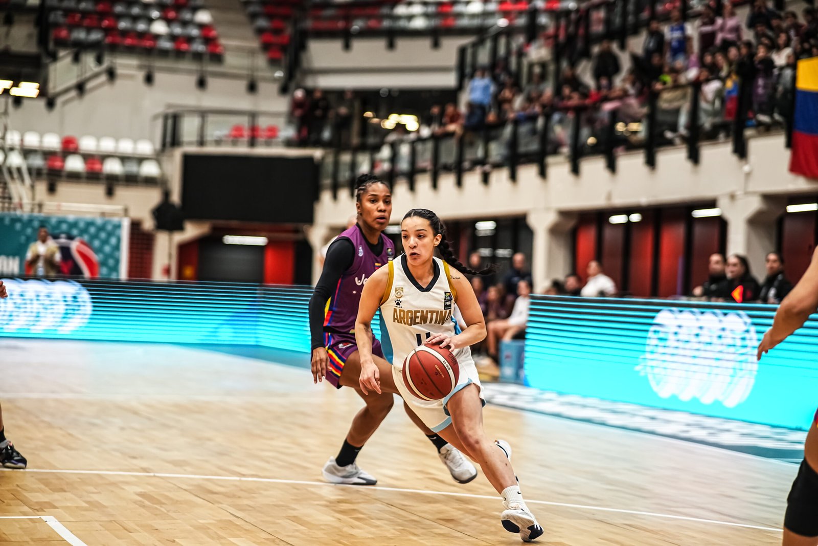En este momento estás viendo Básquet femenino: CAMPEONATO SUDAMERICANO | ARGENTINA VENCIÓ A VENEZUELA Y JUGARÁ LA FINAL, ADEMÁS DE ASEGURARSE UN LUGAR EN LA AMERICUP