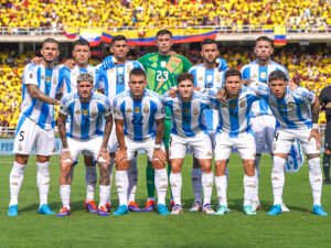 Lee más sobre el artículo Fútbol masculino: ELIMINATORIAS SUDAMERICANAS | ARGENTINA CAYÓ CON COLOMBIA EN BARRANQUILLA