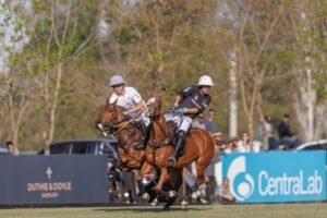 Lee más sobre el artículo Polo masculino: LA DOLFINA SAUDI Y ELLERSTINA UAE YELLOW ROSE GANARON EN LA SEGUNDA JORNADA DEL 131º ABIERTO DE HURLINGHAM