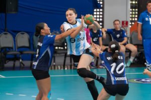 Lee más sobre el artículo Handball femenina: LA GARRA LE GANÓ A EL SALVADOR EN EL INICIO DEL SUR-CENTRO