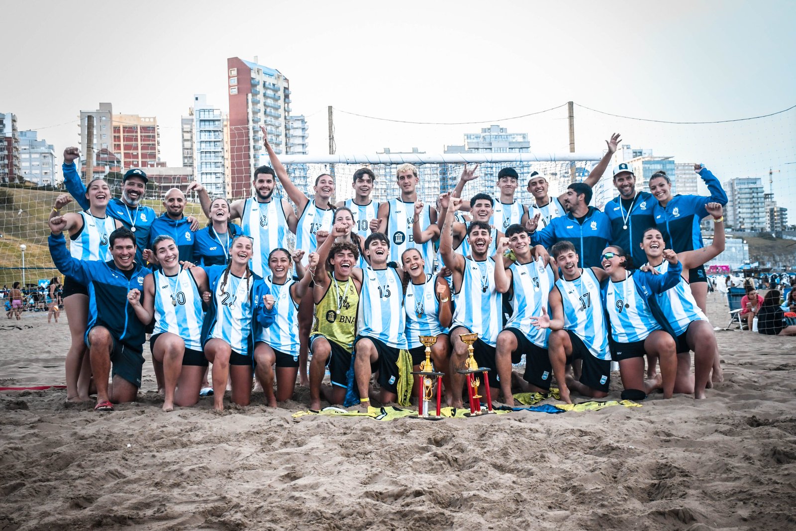 En este momento estás viendo Beach Handball: FINALIZÓ EL TORNEO CUATRO NACIONLES DE PLAYA OLÍMPICA EN MAR DEL PLATA