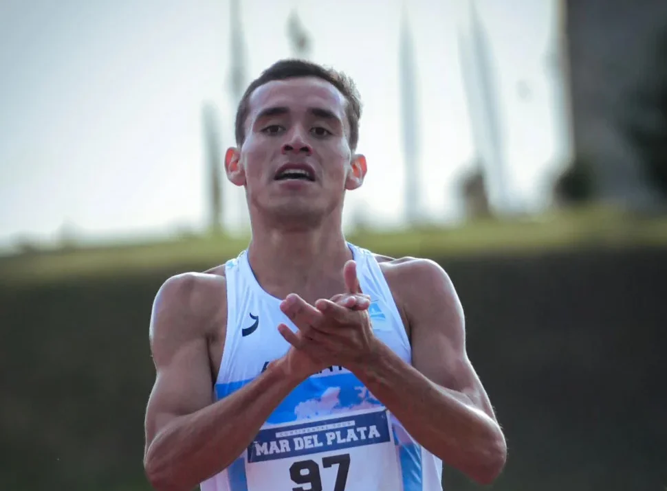 En este momento estás viendo Atletismo: AGUSTÍN DA SILVA SE ADJUDICÓ EL PROVINCIAL DE 10.000 METROS EN MISIONES
