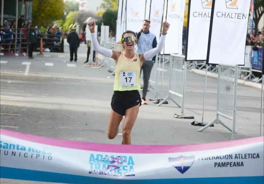 En este momento estás viendo Atletismo: LUJÁN URRUTIA Y PEDRO GÓMEZ GANARON EL MARATÓN «A PAMPA TRAVIESA»