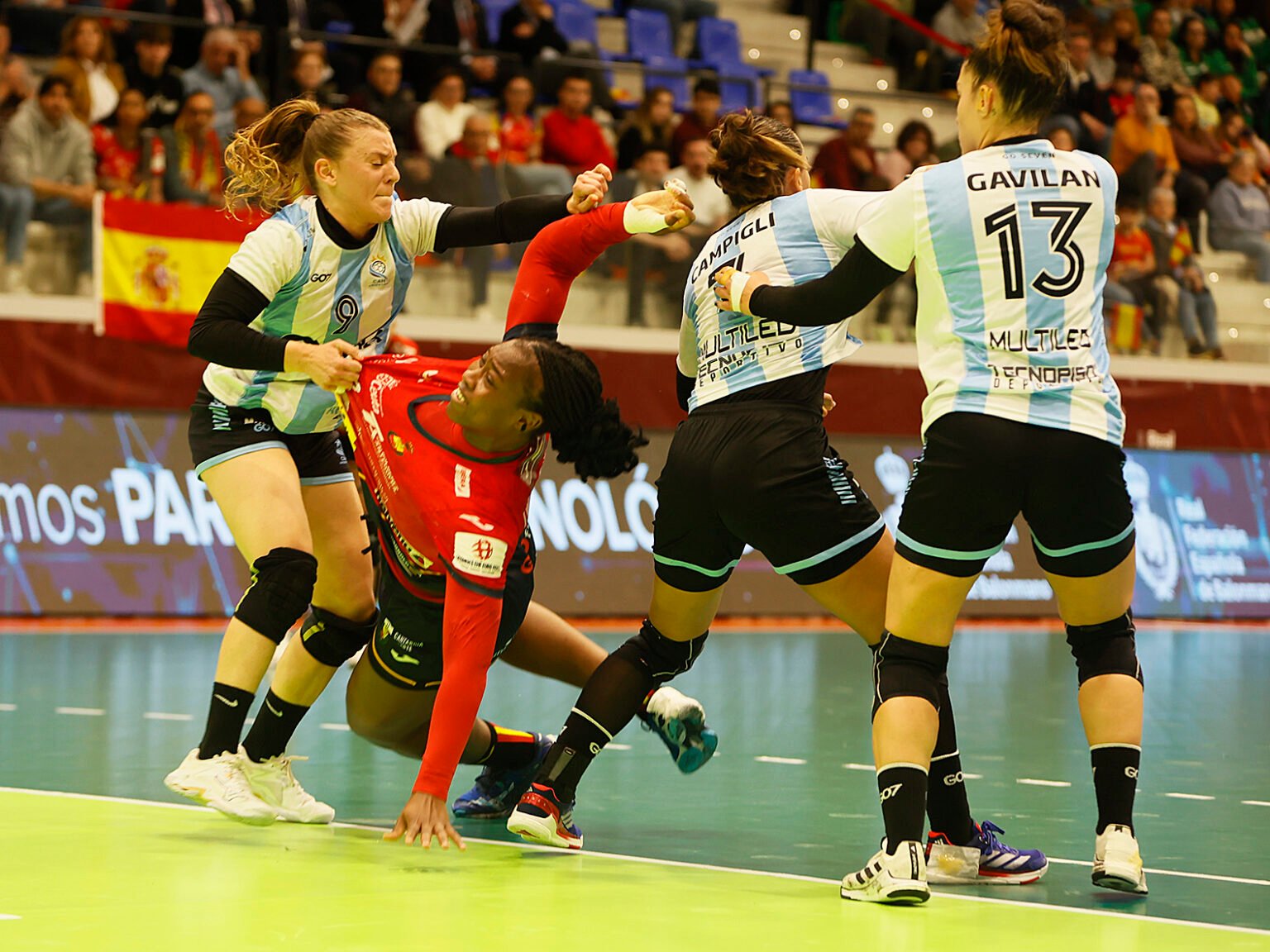 En este momento estás viendo Handball femenino: LA GARRA CAYÓ CON ESPAÑA EN EL DEBUT DEL TIE