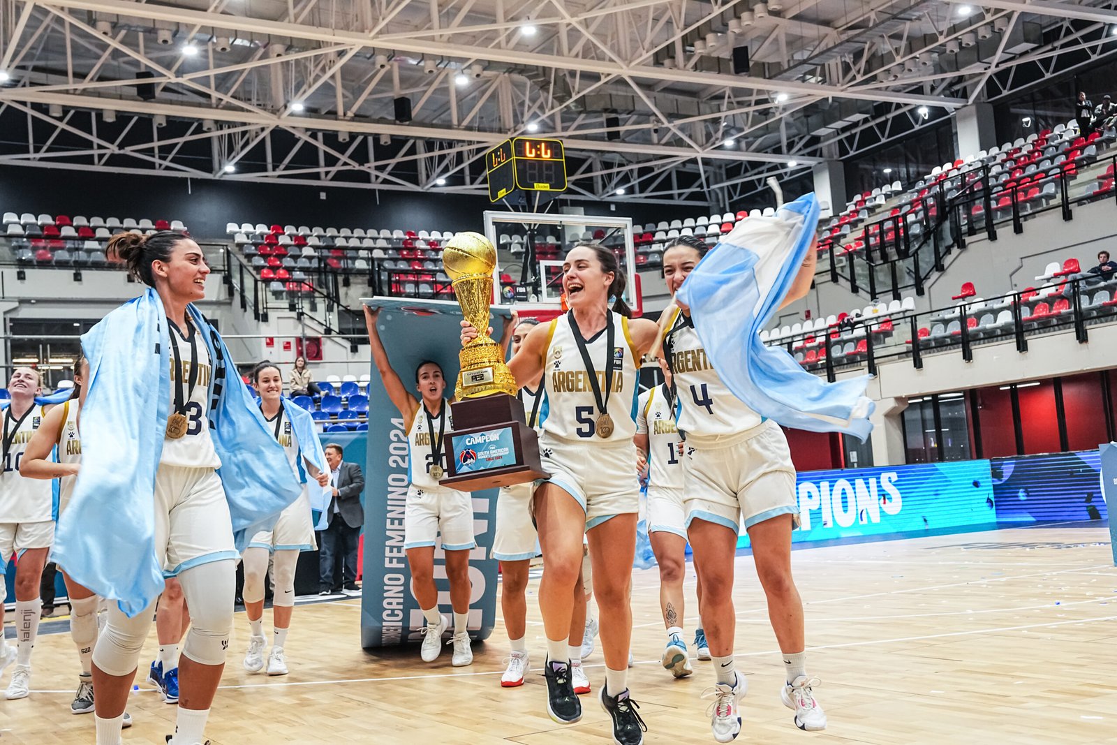 En este momento estás viendo Básquet femenino: CAMPEONATO SUDAMERICANO | LA SELECCIÓN ARGENTINA ES EL CAMPEÓN TRAS VENCER A BRASIL EN LA FINAL