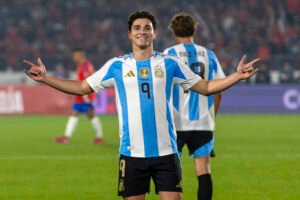 Lee más sobre el artículo Fútbol masculino: ELIMINATORIAS SUDAMERICANAS | ARGENTINA LE GANÓ A CHILE EN SANTIAGO