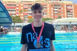 Lee más sobre el artículo Natación: ULISES SARAVIA, MEDALLA DE ORO EN ESPAÑA Y NUEVO RÉCORD ALBICELESTE