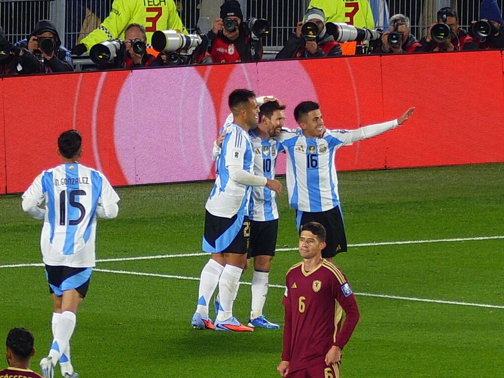 Fútbol masculino: ELIMINATORIAS SUDAMERICANAS | ARGENTINA SUPERÓ A VENEZUELA EN UNA NOCHE HISTÓRICA