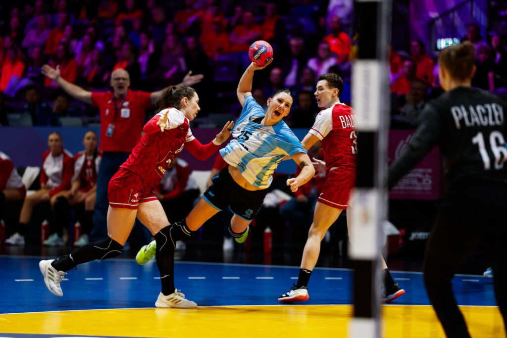 Handball femenino: MUNDIAL DE ALEMANIA Y PAÍSES BAJOS | LA GARRA CAYÓ FRENTE A POLONIA EN EL INICIO DE LA MAIN ROUND