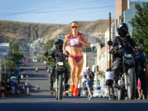 Lee más sobre el artículo Atletismo: FLORENCIA BORELLI Y JOAQUÍIN ARBE SE ADJUDICARON LA CORRIDA INTERNACIONAL DE COMODORO RIVADAVIA