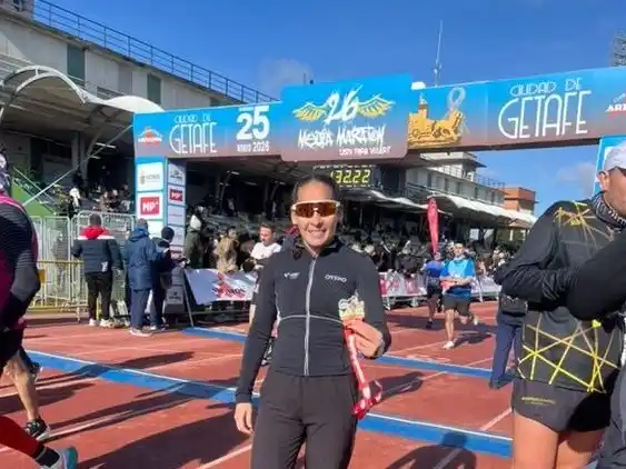 En este momento estás viendo Atletismo: MARÍA LUZ TESURI GANÓ LA EDICIÓN 26° DE MEDIO MARATÓN DE GETAFE