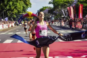 Lee más sobre el artículo Atletismo: JUANA ZUBERBUHLER Y FERNANDO CHAVES FUERON LOS GANADORES DE LA MILLA URBANA 2025