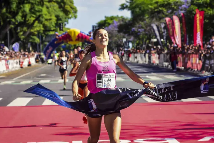 En este momento estás viendo Atletismo: JUANA ZUBERBUHLER Y FERNANDO CHAVES FUERON LOS GANADORES DE LA MILLA URBANA 2025