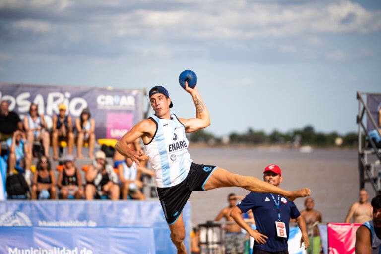 En este momento estás viendo Beach Handball: DEBUT IDEAL DE AMBAS SELECCIONES EN EL INICIO DEL TORNEO SUR-CENTRO ROSARIO 2026