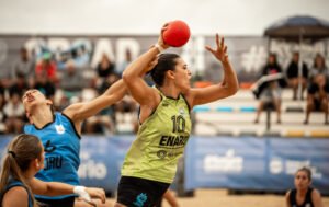 Lee más sobre el artículo Beach Handball: LOS SELECCIONADOS ARGENTINOS CLASIFICARON A SEMIFINALES DEL TORNEO SUR-CENTRO ROSARIO 2026