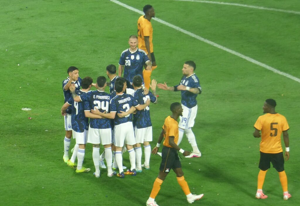 Fútbol masculino: EN EL ÚLTIMO AMISTOSO ANTE SU GENTE PREVIO AL MUNDIAL, LA SELECCIÓN ARGENTINA GOLEÓ A ZAMBIA 5 A 0 EN LA BOMBONERA