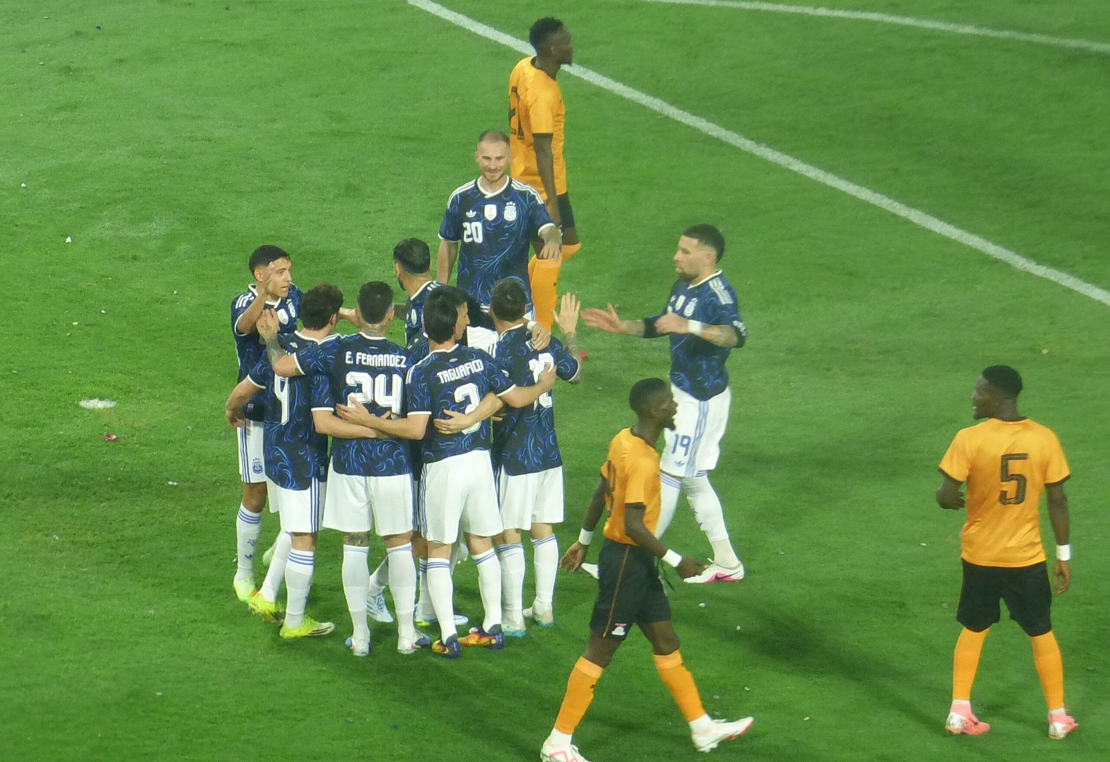 En este momento estás viendo Fútbol masculino: EN EL ÚLTIMO AMISTOSO ANTE SU GENTE PREVIO AL MUNDIAL, LA SELECCIÓN ARGENTINA GOLEÓ A ZAMBIA 5 A 0 EN LA BOMBONERA