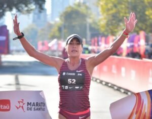 Lee más sobre el artículo Atletismo: BELÉN CASETTA GANÓ EL MEDIO MARATÓN DE SANTIAGO DE CHILE