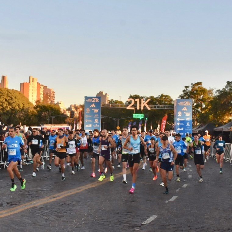 En este momento estás viendo Atletismo: BRUNO ÁLVAREZ Y JHOSELYN CAMARGO GANARON EL MEDIO MARATÓN DE ROSARIO