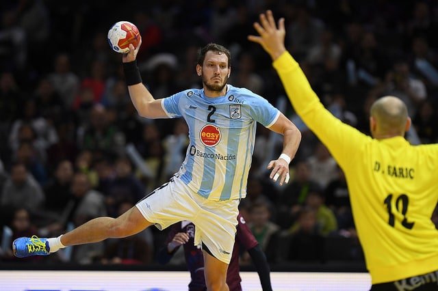 En este momento estás viendo Handball Masculino: ARGENTINA CAYÓ 21:17 ANTE CATAR Y LUCHARÁ POR PASAR DE RONDA