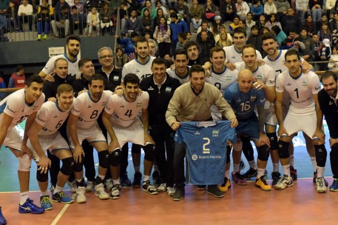 En este momento estás viendo Voley Masculino: LA SELECCIÓN SE DESPIDIÓ EN SAN JUAN ANTES DE VIAJAR A RÍO
