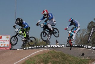Lee más sobre el artículo Ciclismo: AL RITMO DE VILLEGAS Y TORRES, LOS ARGENTINOS DEJARON SU HUELLA EN EL BMX DESARROLLADO EN SANTIAGO