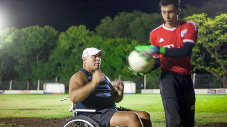 Reportaje y Nota: FUE UN SÍMBOLO DEL FÚTBOL CORDOBÉS: HOY, DESDE UNA SILLA DE RUEDAS, TRABAJA DE ALBAÑIL Y ES ENTRENADOR DE ARQUEROS