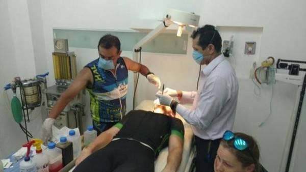 Lee más sobre el artículo Triatlón: ES ATLETA Y CIRUJANO, Y LE RECONSTRUYO LA CARA A UN RIVAL EN PLENA CARRERA