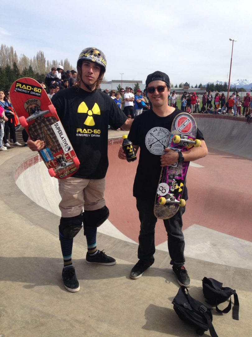 En este momento estás viendo Skateboarding: REINAS Y ROJAS ESTUVIERON EN LA INAUGURACIÓN DEL BOWL DE SKATE EN ESQUEL