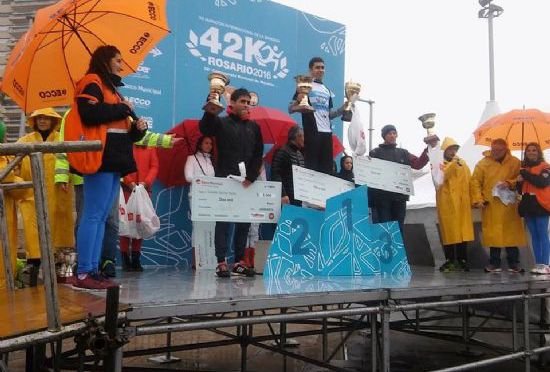 Lee más sobre el artículo Atletismo: DARÍO RÍOS Y MARÍA LUJÁN URRUTIA, CAMPEONES DE MARATÓN DE ROSARIO