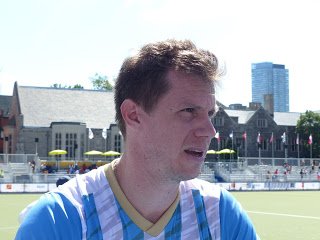 Lee más sobre el artículo Hockey sobre Césped: EL JUGADOR LUCAS ROSSI Y EL ENTRENADOR CARLOS RETEGUI FRENTE A LAS SEMIFINALES