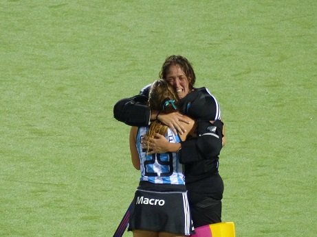 Lee más sobre el artículo Hockey sobre césped:: EN LA WORLD LEAGUE ROSARIO 2015, ARGENTINA SUPO JUGAR “SU” PARTIDO Y LE GANÓ A HOLANDA EN CUARTOS DE FINAL