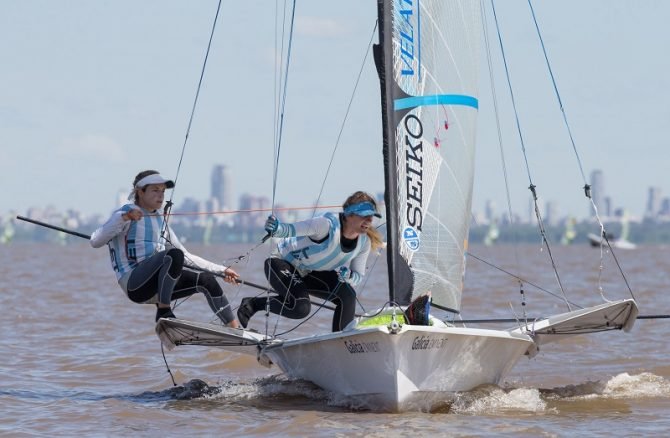 En este momento estás viendo Vela: VICKY TRAVASCIO Y SOL BRANZ, CAMPEONAS EN LA SEMANA INTERNACIONAL DE RÍO ; YAGO Y KLAUS LANGE FINALIZARON SÉPTIMOS
