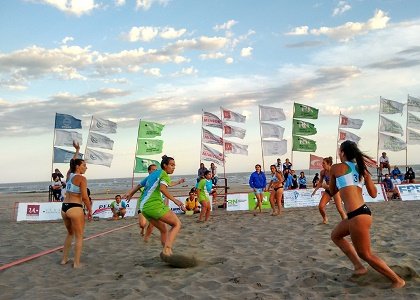 Lee más sobre el artículo Beach Handball: SELECCIÓN ARGENTINA «A» EN DAMAS Y VIÑAS 360° EN CABALLEROS GANARON EN EL «EL CÓNDOR»