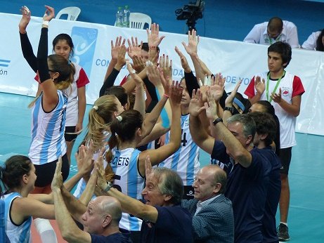 Lee más sobre el artículo Voley femenino: LAS PANTERAS DISFRUTARON CON «SABOR A CAFÉ» Y ESTARÁN EN LA DEFINICIÓN DEL TORNEO