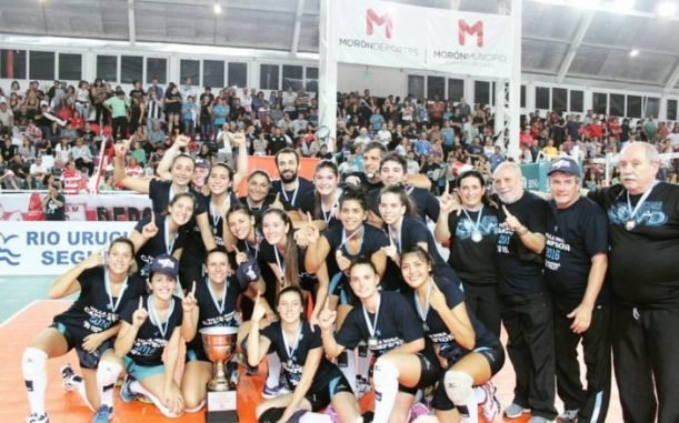 Lee más sobre el artículo Voley femenino: VILLA DORA LE GANÓ A BOCA Y SE CONSAGRÓ CAMPEÓN INVICTO EN LA LIGA ARGENTINA