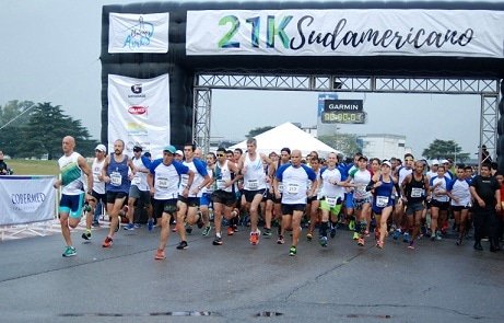 Lee más sobre el artículo Atletismo: AGUSTÍN MÉNDEZ Y PAULA ESTRADA SE IMPUSIERON EN LOS 21K SUDAMERICANO