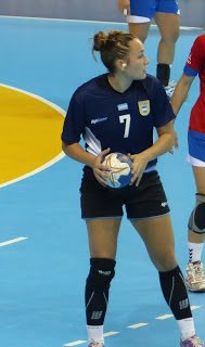 Lee más sobre el artículo Handball: ROCÍO CAMPIGLI, VALERIA BIANCHI, ELKE KARSTEN, MACARENA GANDULFO, LUCIANA MENDOZA, VICTORIA CRIVELLI Y EL ENTRENADOR EDUARDO PERUCHENA, FELICES POR LA CLASIFICACIÓN A LOS JUEGOS OLÍMPICOS